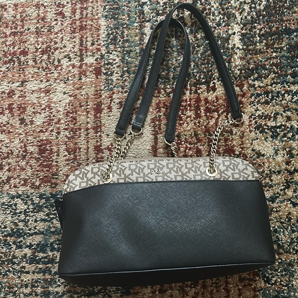 DKNY shoulder bag! great conditioning and size !!